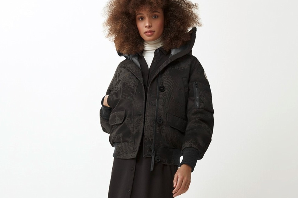 カナダグース"海に映った氷山"柄ダウンジャケット、華やかメタリックカラーも