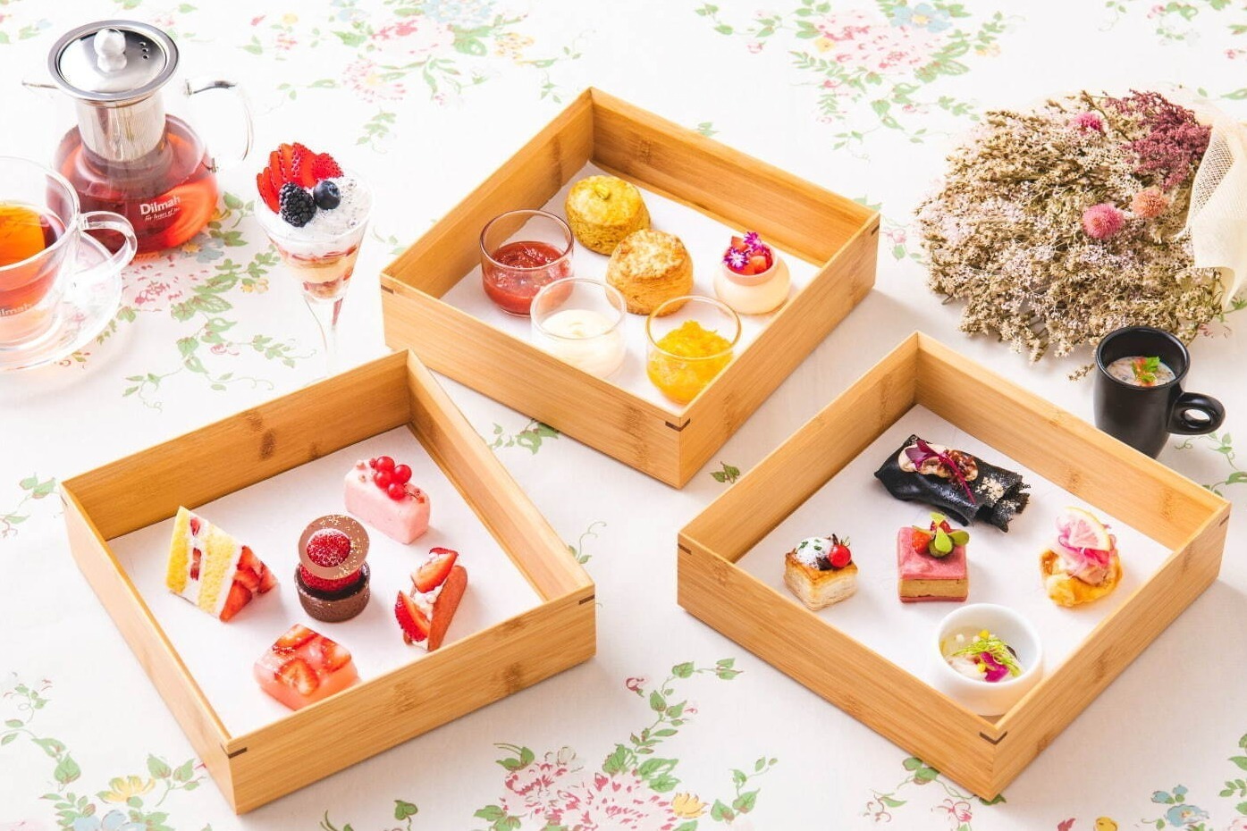 ヒルトン東京ベイ"苺づくし"のアフタヌーンティー、バターサンドや苺×ほうじ茶のムースなど