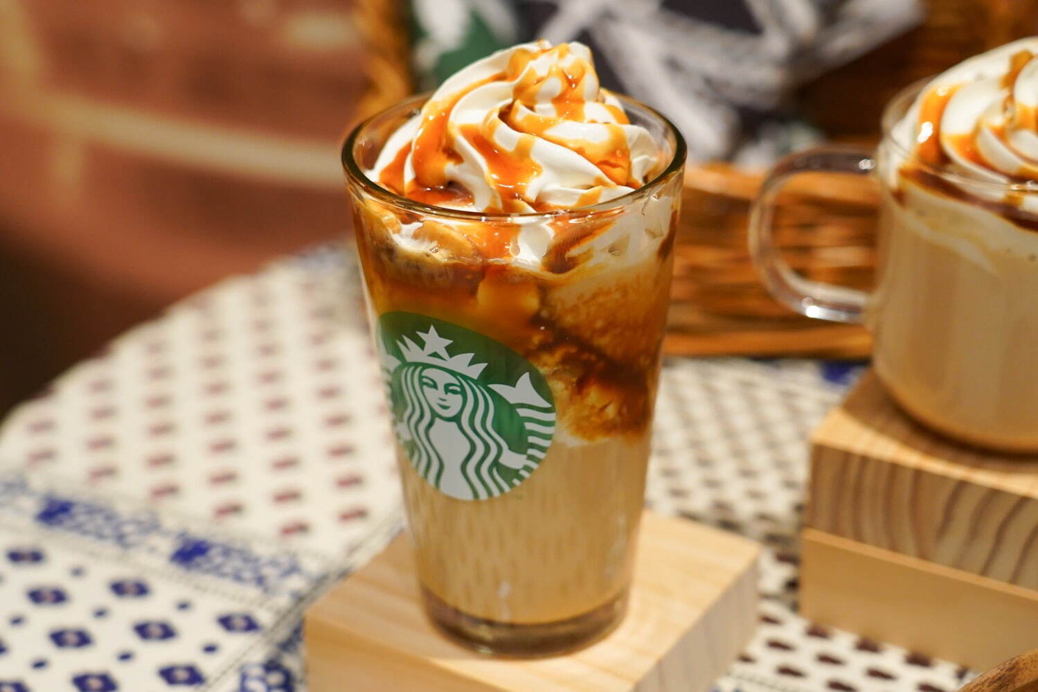 スターバックス(Starbucks) ほうじ茶 meets キャラメル クリーム フラペチーノ／ティーラテ｜写真4