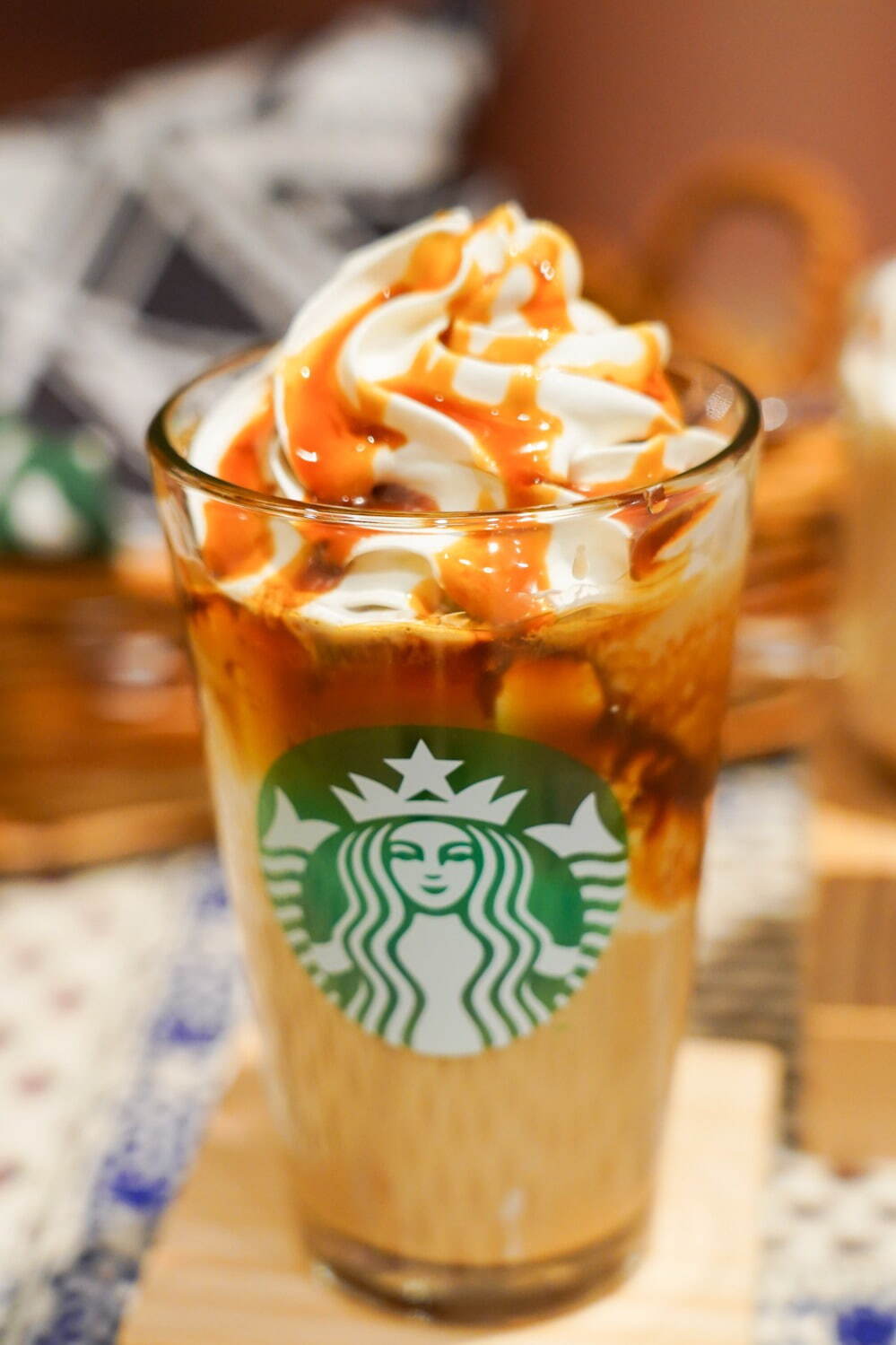 スターバックス(Starbucks) ほうじ茶 meets キャラメル クリーム フラペチーノ／ティーラテ｜写真3