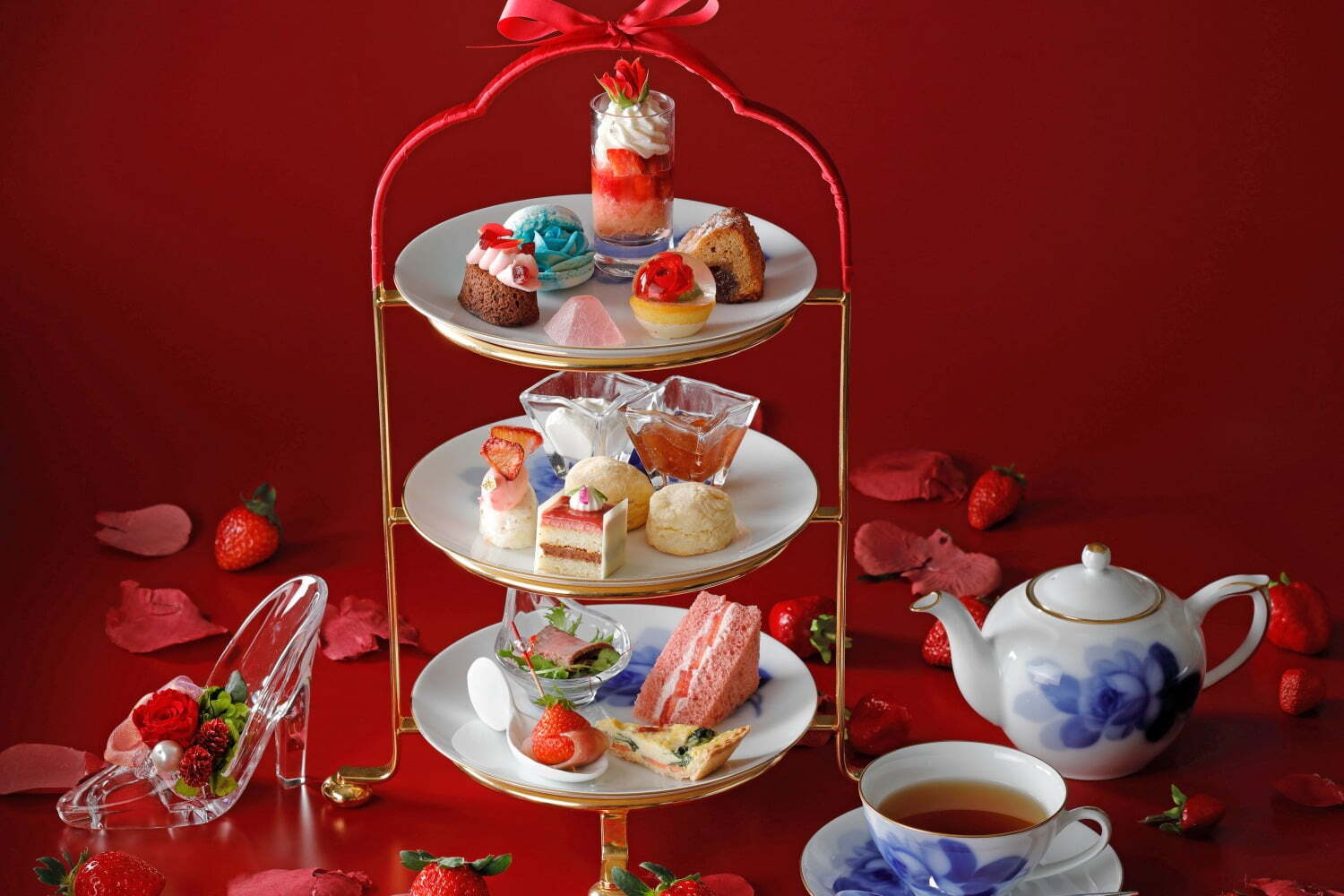 サヴァラン｜“ブルーローズ”の陶器×苺のアフタヌーンティー、ウェスティン都ホテル京都で - バラのマカロンなど