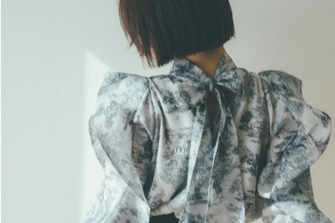 スナイデル2022年春の新作、リボン付きパフスリーブブラウス＆大人かわいいデニムドレス