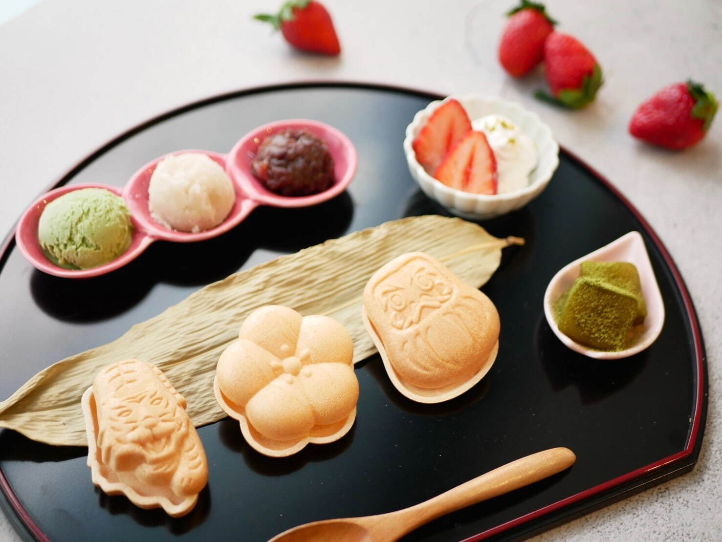 大三萬年堂hanare新スイーツ 自由にカスタムできる苺 秘伝餡子の最中やショートケーキ風いちご大福 ファッションプレス