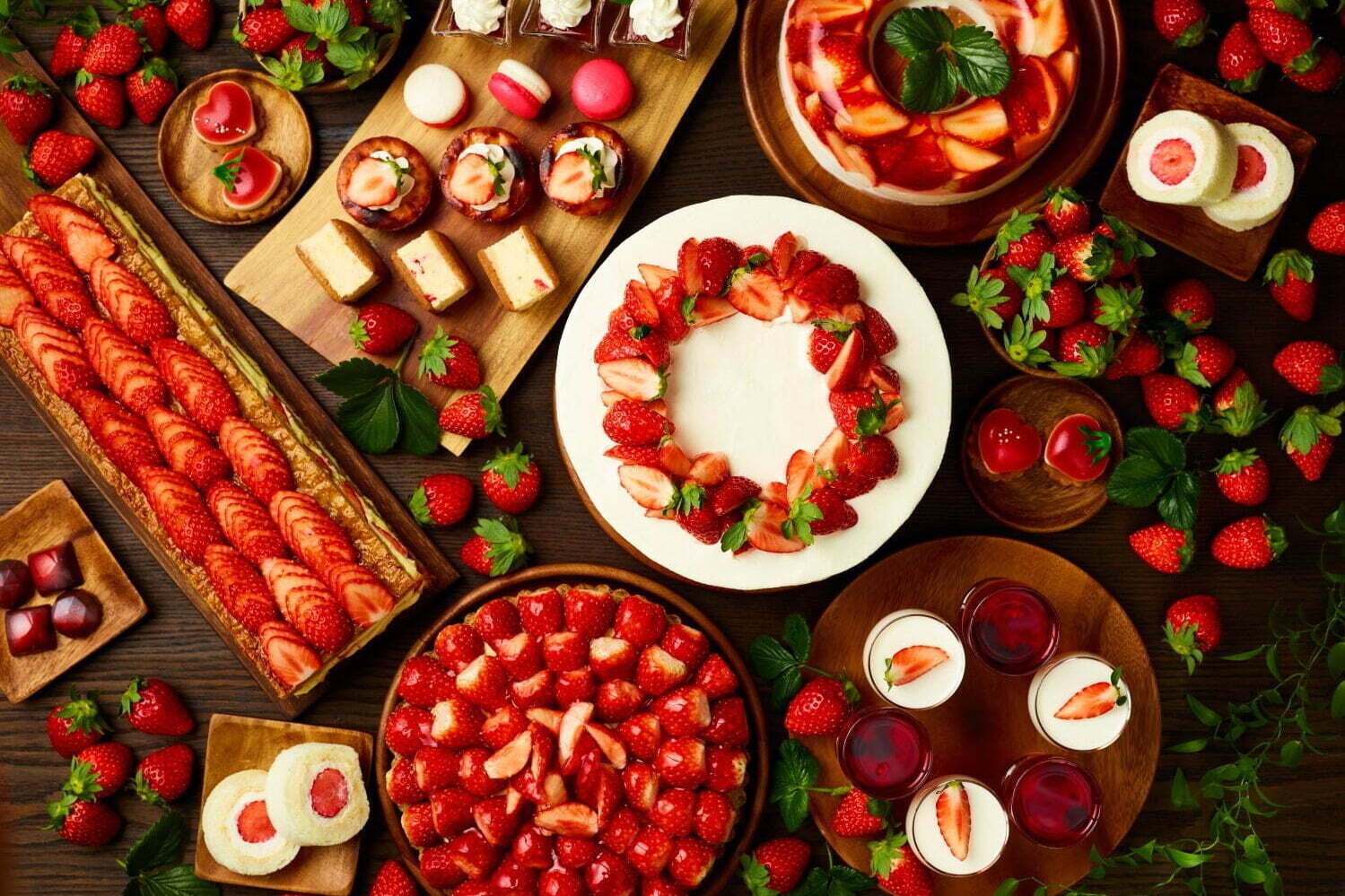 ANAクラウンプラザホテル神戸のストロベリースイーツブッフェ、ケーキやタルトほか苺3種の食べ比べも