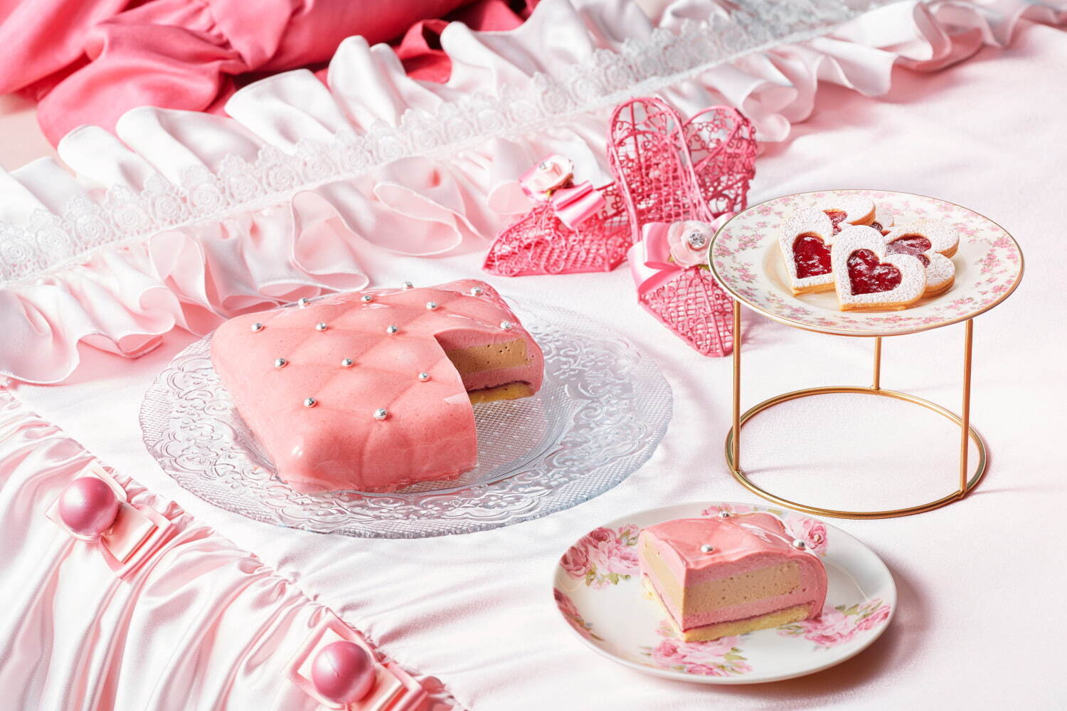 ヒルトン東京ベイ“ピンクの宮殿”着想の苺デザートビュッフェ、ベッド形ケーキ＆シャンデリアタルト｜写真3