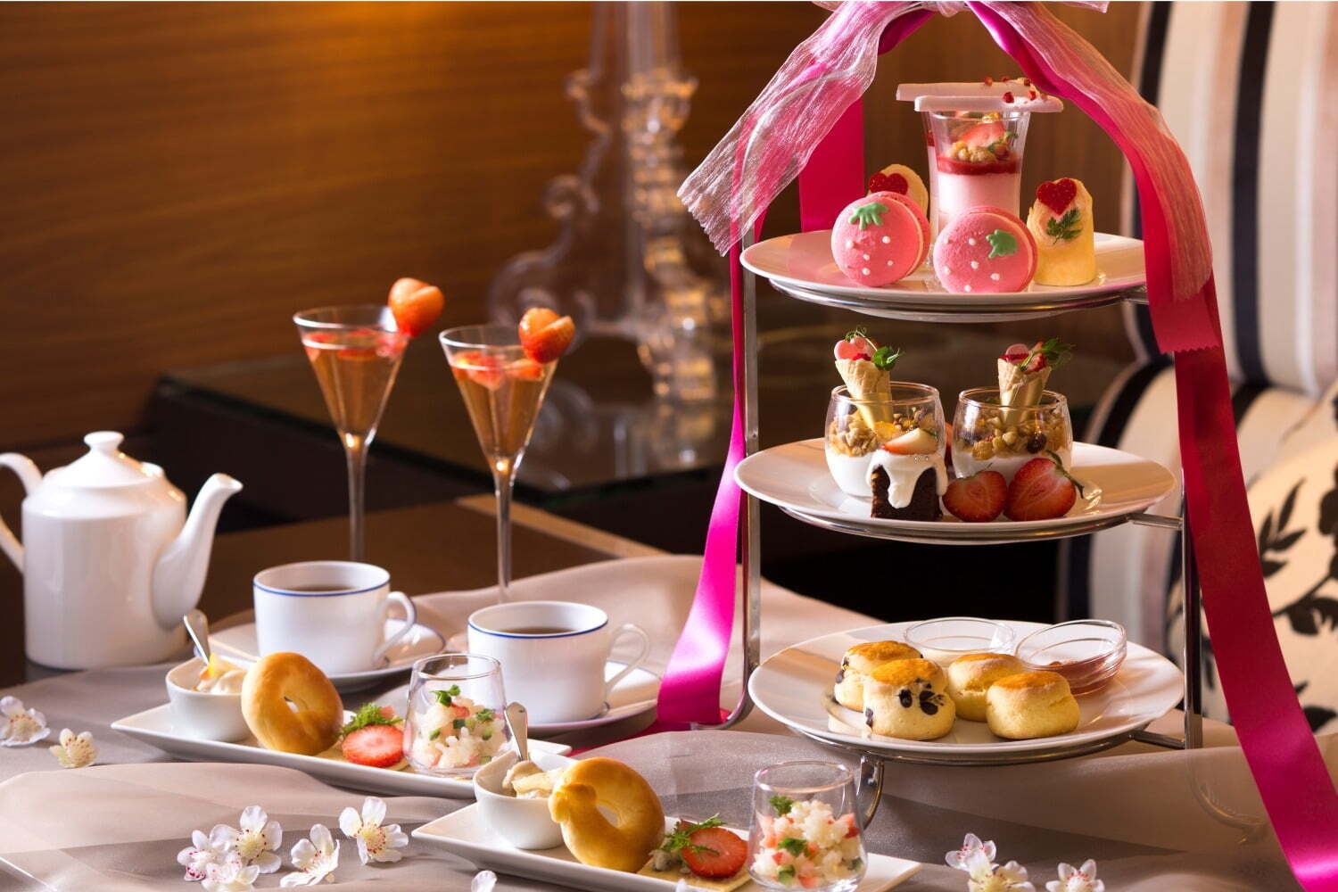 ブラウニー(ケーキ)｜神戸ポートピアホテル「苺アフタヌーンティー」可憐な“いちご形”マカロン＆キャンドル風ブラウニー