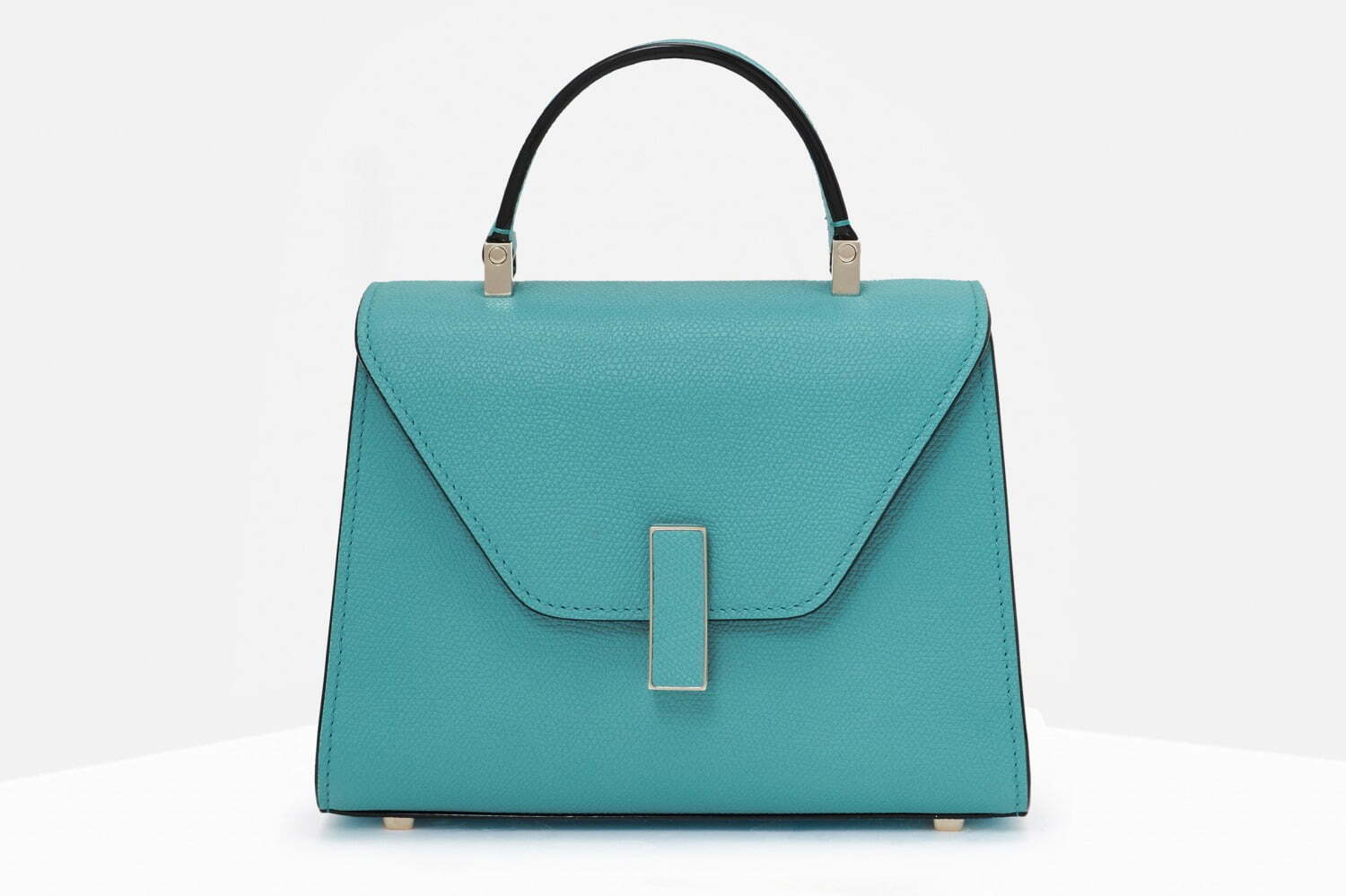 ヴァレクストラのバッグ「イジィデ」から“アクアマリン”の限定色、新宿伊勢丹の期間限定ストアで