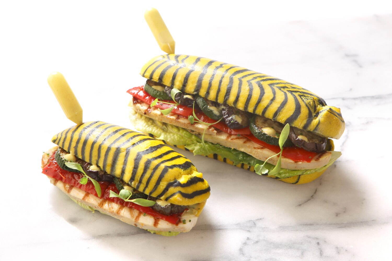 左)子虎のサンドイッチ～タンドリーチキンとグリル野菜～ 790円
右)虎のサンドイッチ～タンドリーチキンとグリル野菜～ 990円