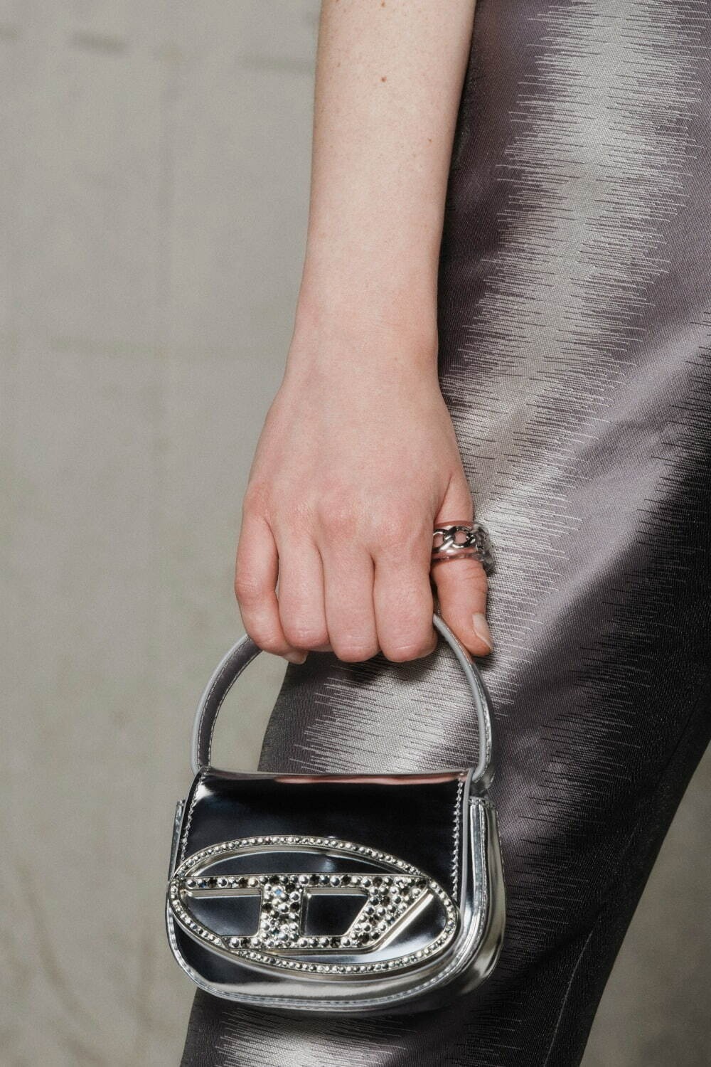 フェラガモ(Ferragamo), セリーヌ(CELINE), ジミー チュウ(JIMMY CHOO), ディオール(DIOR), マックイーン(McQueen), ロエベ(LOEWE), プラダ(PRADA), ディーゼル(DIESEL), ボッテガ・ヴェネタ(BOTTEGA VENETA), ブルガリ(BVLGARI), マルベリー(MULBERRY), コーチ(COACH), ロジェ ヴィヴィエ(Roger Vivier), ゴヤール(GOYARD), ヴァレクストラ(Valextra), ザ・ロウ(THE ROW), ポーター(PORTER), シーバイクロエ(See By Chloé), ハイク(HYKE), ナナナナ(nana-nana) レディースバッグ2022年春｜写真26