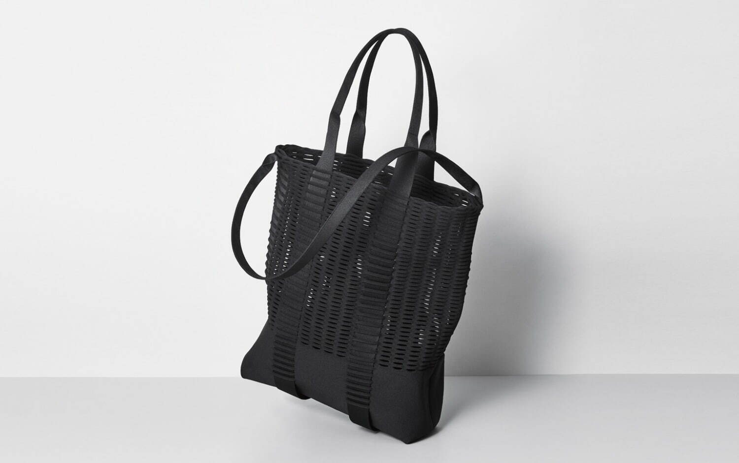 フェラガモ(Ferragamo), セリーヌ(CELINE), ジミー チュウ(JIMMY CHOO), ディオール(DIOR), マックイーン(McQueen), ロエベ(LOEWE), プラダ(PRADA), ディーゼル(DIESEL), ボッテガ・ヴェネタ(BOTTEGA VENETA), ブルガリ(BVLGARI), マルベリー(MULBERRY), コーチ(COACH), ロジェ ヴィヴィエ(Roger Vivier), ゴヤール(GOYARD), ヴァレクストラ(Valextra), ザ・ロウ(THE ROW), ポーター(PORTER), シーバイクロエ(See By Chloé), ハイク(HYKE), ナナナナ(nana-nana) レディースバッグ2022年春｜写真7