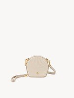 フェラガモ(Ferragamo), セリーヌ(CELINE), ジミー チュウ(JIMMY CHOO), ディオール(DIOR), マックイーン(McQueen), ロエベ(LOEWE), プラダ(PRADA), ディーゼル(DIESEL), ボッテガ・ヴェネタ(BOTTEGA VENETA), ブルガリ(BVLGARI), マルベリー(MULBERRY), コーチ(COACH), ロジェ ヴィヴィエ(Roger Vivier), ゴヤール(GOYARD), ヴァレクストラ(Valextra), ザ・ロウ(THE ROW), ポーター(PORTER), シーバイクロエ(See By Chloé), ハイク(HYKE), ナナナナ(nana-nana) レディースバッグ2022年春｜写真14