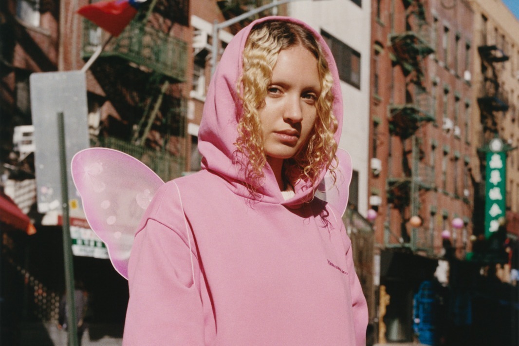 アディダス オリジナルス×ファレル・ウィリアムス、全7色のカラフルベーシックウェア＆サンダル