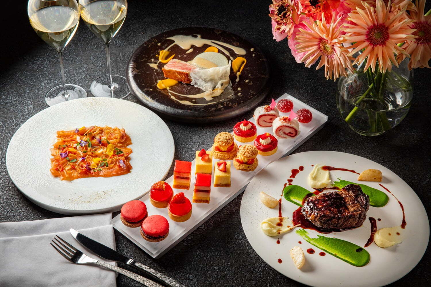 キンプトン新宿東京×ピエール・エルメ・パリのスイーツ楽しむ「ディナー＆アフタヌーンティー」セット