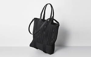ISSEY MIYAKE / MOKKO MONO イッセイ ミヤケ アイテムのご紹介「MOKKO TOTE」 – isseymiyake.com