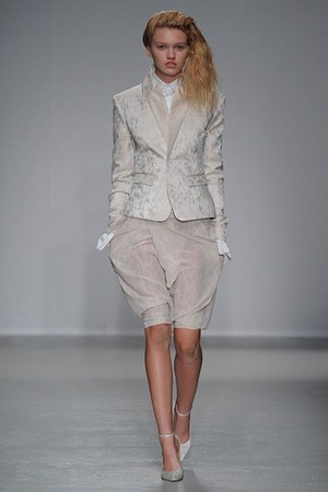 A.F.ヴァンデヴォースト(A.F.VANDEVORST) 2014年春夏ウィメンズコレクション  - 写真9