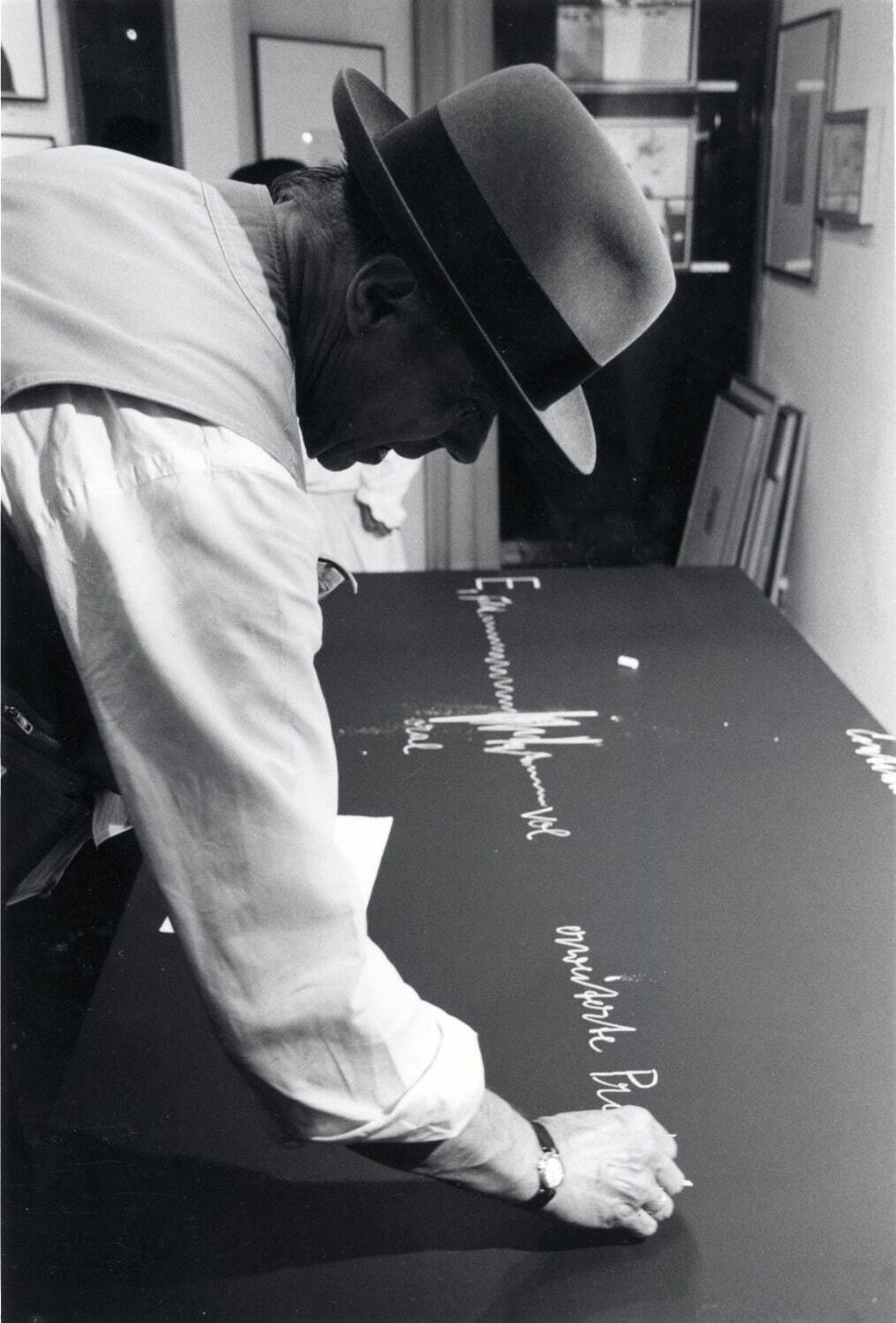 黒板ドローイング「コンティニュイティ(連続性)」を制作するヨーゼフ・ボイス 1984