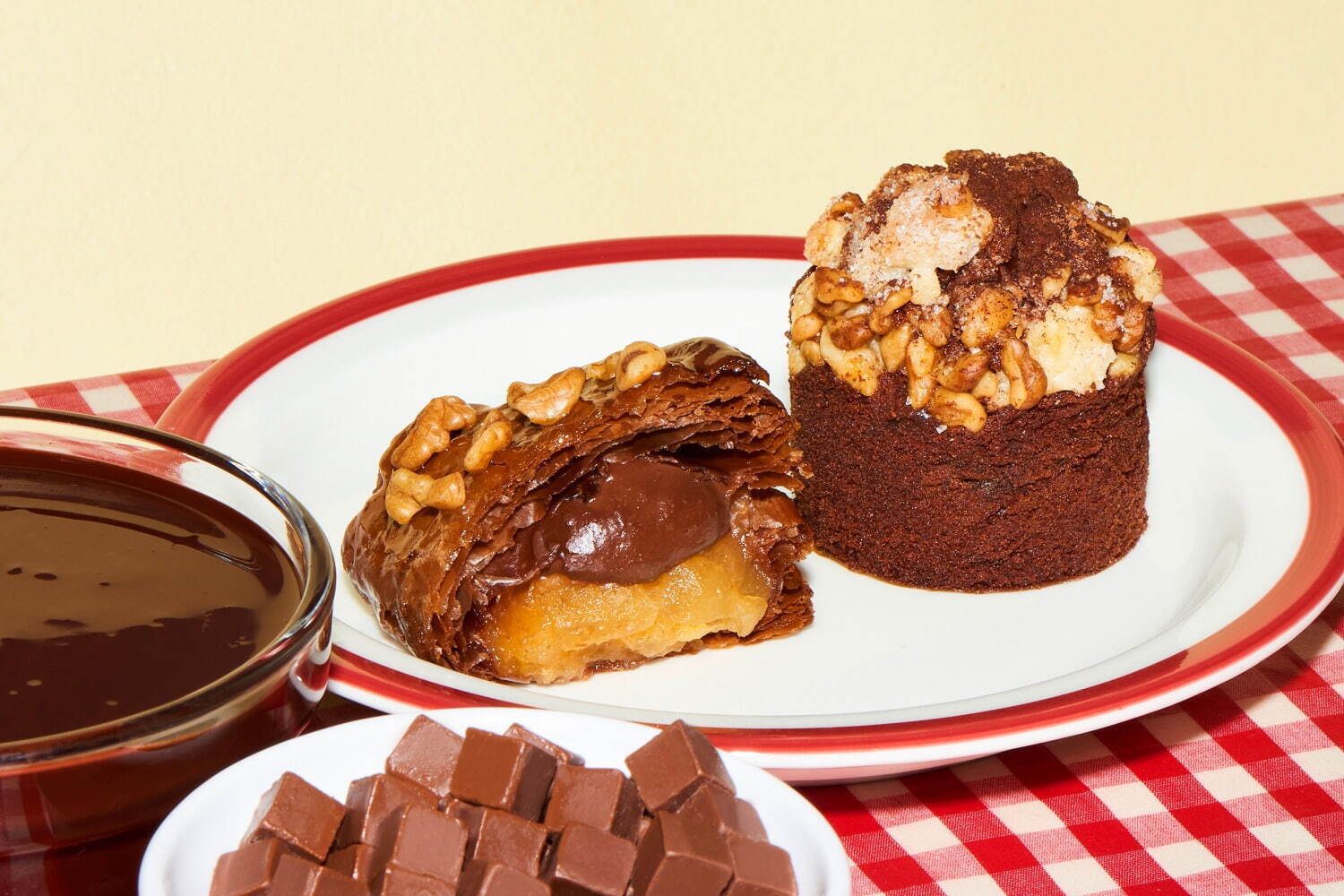 左から)「チョコレートクリームの焼きたてアップルパイ」1個 520円、「くるみとりんごのチョコパイマフィン」1個360円