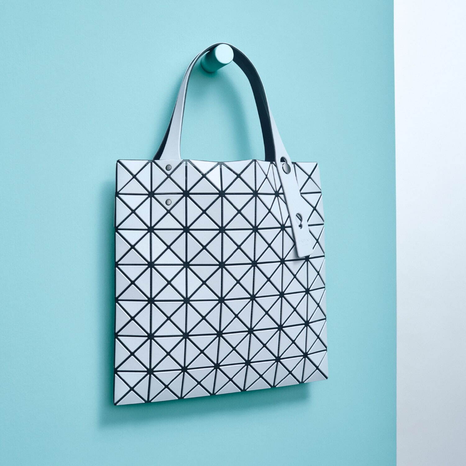 BAO BAO ISSEY MIYAKE22年新作バッグ、“楕円形”の新ハンドバッグなど｜写真10