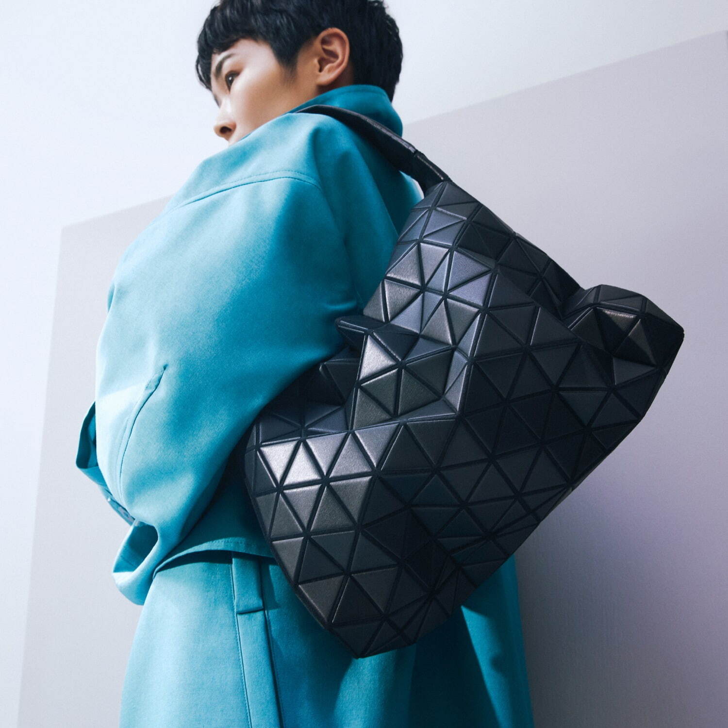 BAO BAO ISSEY MIYAKE22年新作バッグ、“楕円形”の新ハンドバッグなど