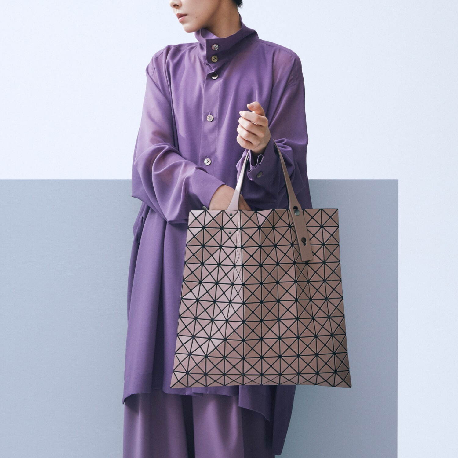 BAO BAO ISSEY MIYAKE22年新作バッグ、“楕円形”の新ハンドバッグなど｜写真8