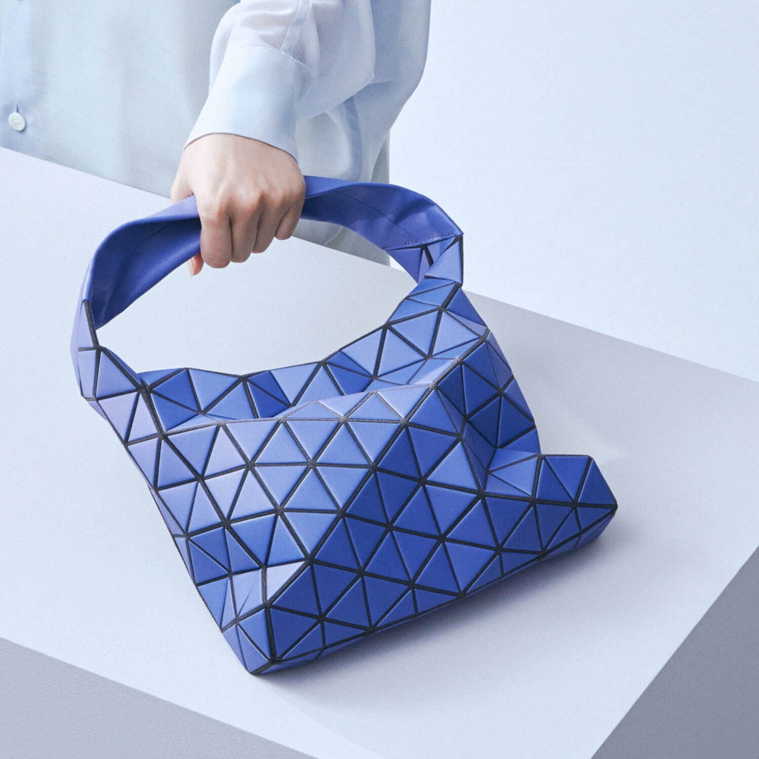 BAO BAO ISSEY MIYAKE22年新作バッグ、“楕円形”の新ハンドバッグなど