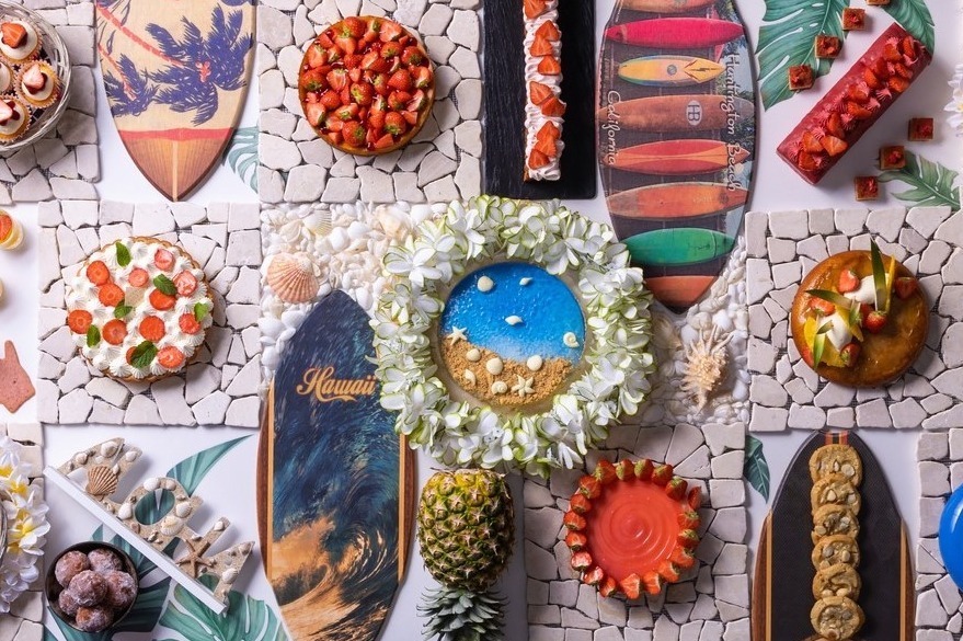 ハワイ｜コンラッド大阪“世界を旅する”苺スイーツビュッフェ第2弾はハワイがテーマ、南国風ムースケーキなど