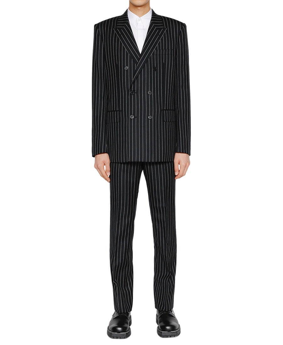 CHALK STRIPE DOUBLE BREASTED JACKET 101,200円、CHALK STRIPE STRAIGHT TROUSERS 41,800円