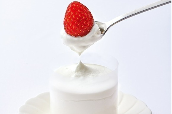 不二家、“とろ～りなめらか”新感覚ショートケーキ＆ショートケーキ風マカロンラスク限定発売