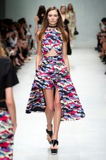 イッセイ ミヤケ(ISSEY MIYAKE), ディオール(DIOR), ケンゾー(KENZO), メゾン マルタン マルジェラ(Maison Martin Margiela), ヨウジヤマモト(Yohji Yamamoto), ジル サンダー(JIL SANDER), プラダ(PRADA), マルニ(MARNI), サカイ(sacai), カルヴェン(CARVEN) スポーティ＆エレガント｜写真1