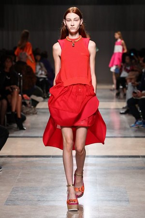 イッセイ ミヤケ(ISSEY MIYAKE), ディオール(DIOR), ケンゾー(KENZO), メゾン マルタン マルジェラ(Maison Martin Margiela), ヨウジヤマモト(Yohji Yamamoto), ジル サンダー(JIL SANDER), プラダ(PRADA), マルニ(MARNI), サカイ(sacai), カルヴェン(CARVEN) スポーティ＆エレガント｜写真10