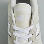 ニューバランスのユナイテッドアローズ別注スニーカー、“オフホワイト”スエードアッパーをユニセックスで｜写真10