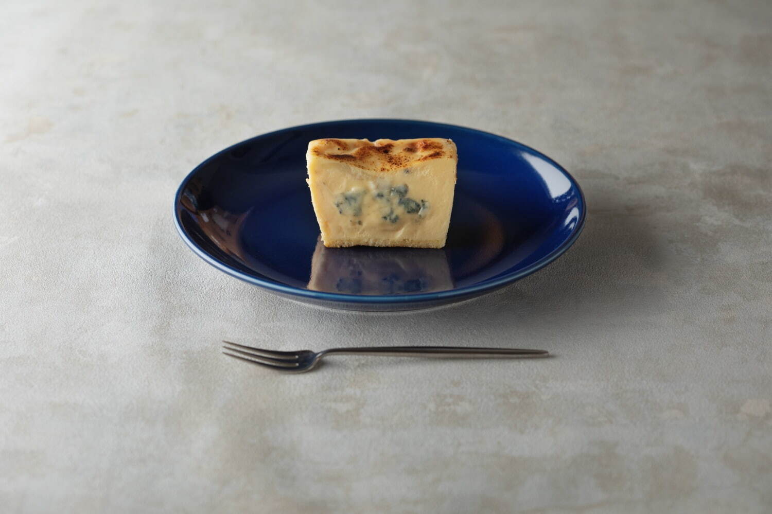 生ブルーチーズケーキ専門店・青から“ブルーチーズの王様”「ロックフォール」ブルーチーズケーキ｜写真2