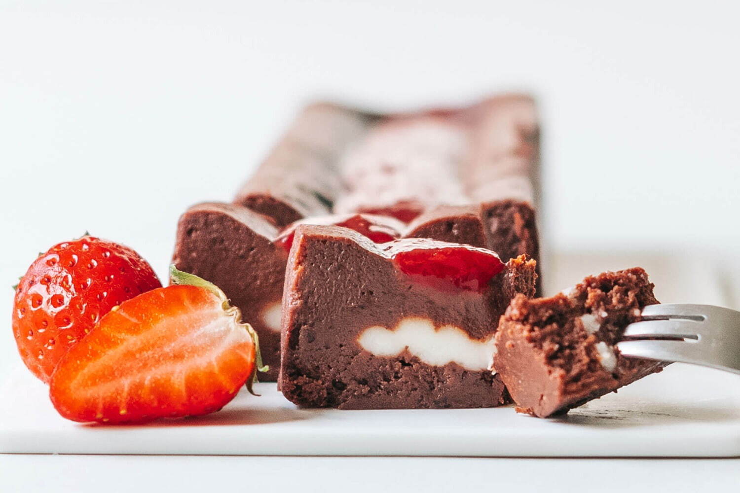 ミニマルから希少苺“女峰”を使ったバレンタイン限定の生ガトーショコラ