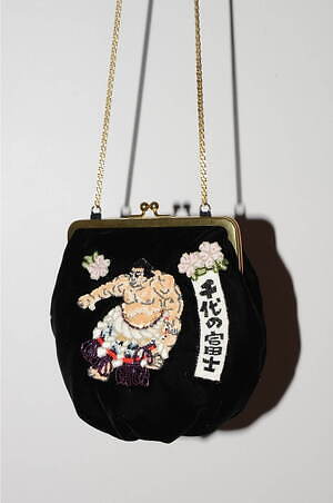 ケイタ マルヤマの“千代の富士”ビーズ刺繍入り「利休バッグ」や