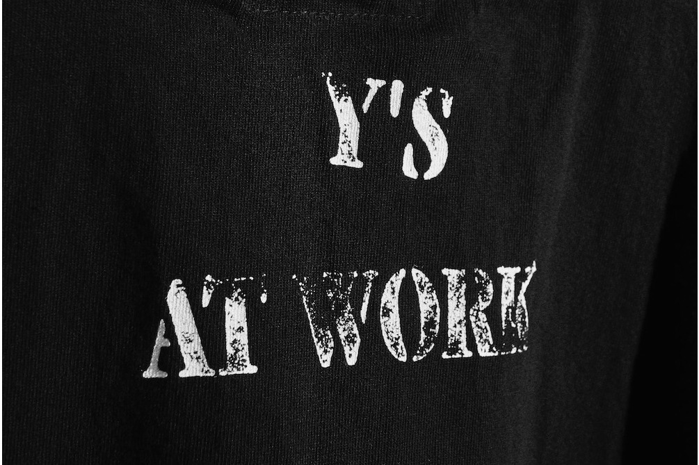 Y'sからスタンプ風ロゴなど限定グラフィックを配したワークウェア、表参道限定で