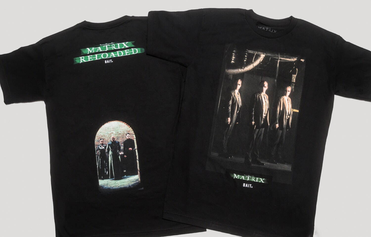 ベイトから映画『マトリックス』のグラフィック入りTシャツ、暗闇で 