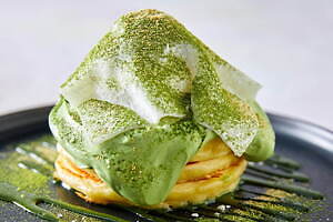 J.S. パンケーキ カフェ“抹茶×いちご大福”パンケーキ、もちもち求肥で包んだ苺を乗せて｜写真1