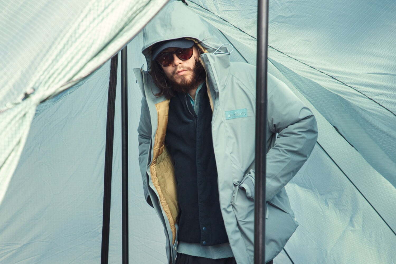 ノンネイティブ×ワイルドシングスのダウンジャケット、軽量ナイロンボディの2トーンカラー