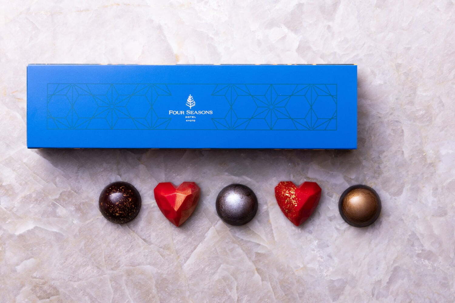 フォーシーズンズホテル京都の22年バレンタイン、ラズベリー香る“ハート型”チョコ入りBOXなど