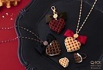Q-pot.のバレンタインアクセサリー、ハート型ワッフルのネックレスやリング＆板チョコハートバッグも｜写真1