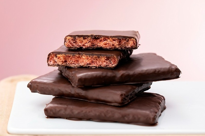 「セブンカフェ シュガーバターの木」新作“まるでいちごのチョコフォンデュ”濃密ショコラフレーバー