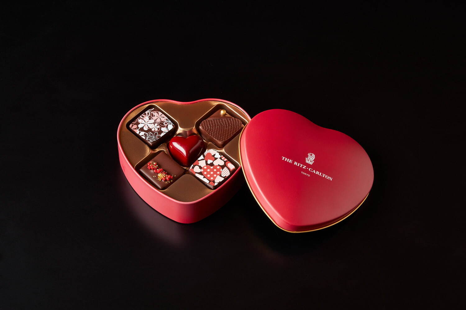 ザ・リッツ・カールトン東京のバレンタイン - “真っ赤なハート型缶入り”ショコラ