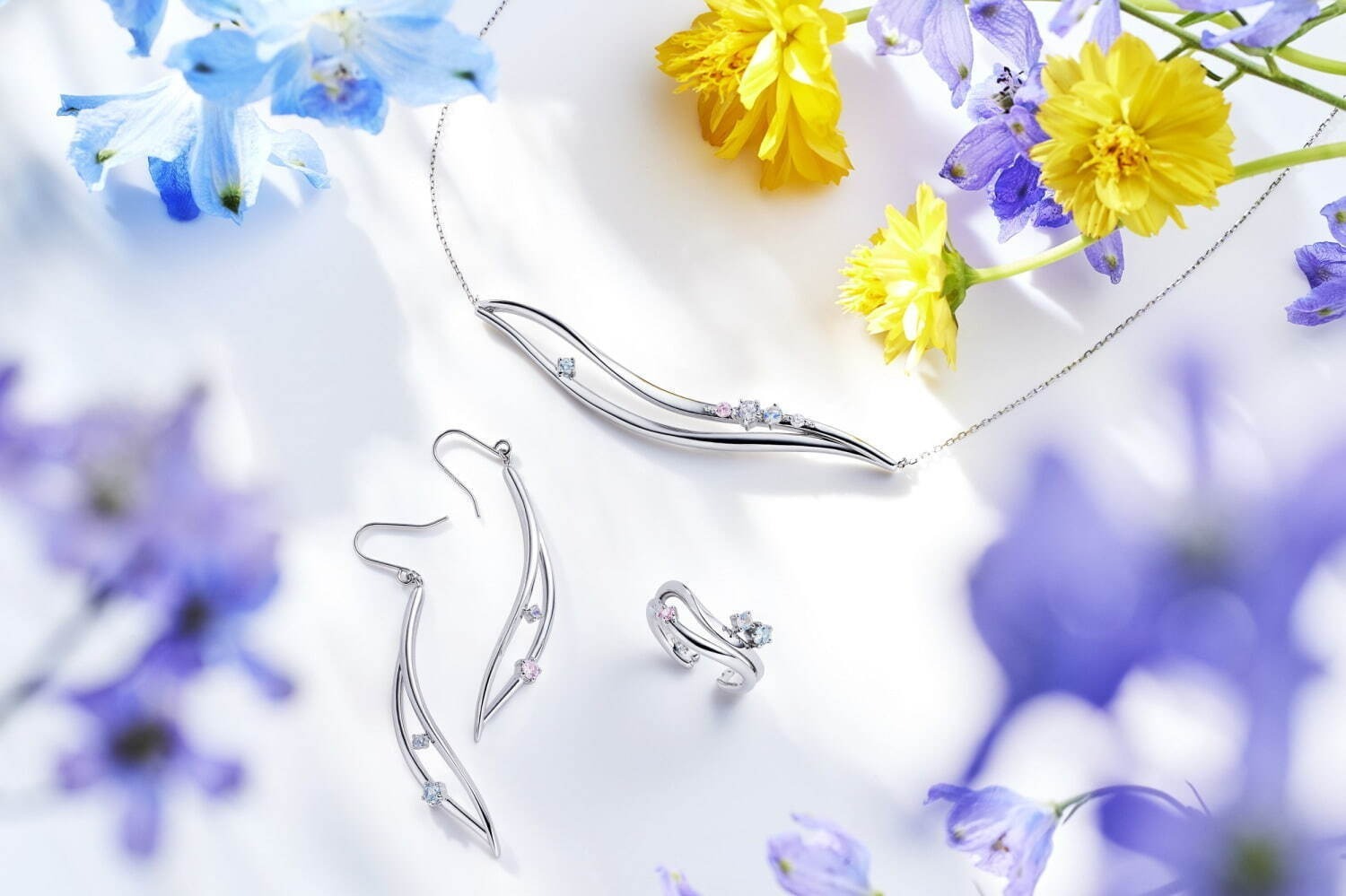 2022年春ブランドジュエリー、“おしゃれを楽しむ”シンプルなシルバーリングや花のネックレスなど｜写真2