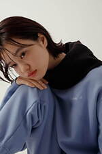 アダム エ ロぺとアニエスベーの別注シリーズ新作、同素材のスウェットトップス＆パンツのセットアップ｜写真4