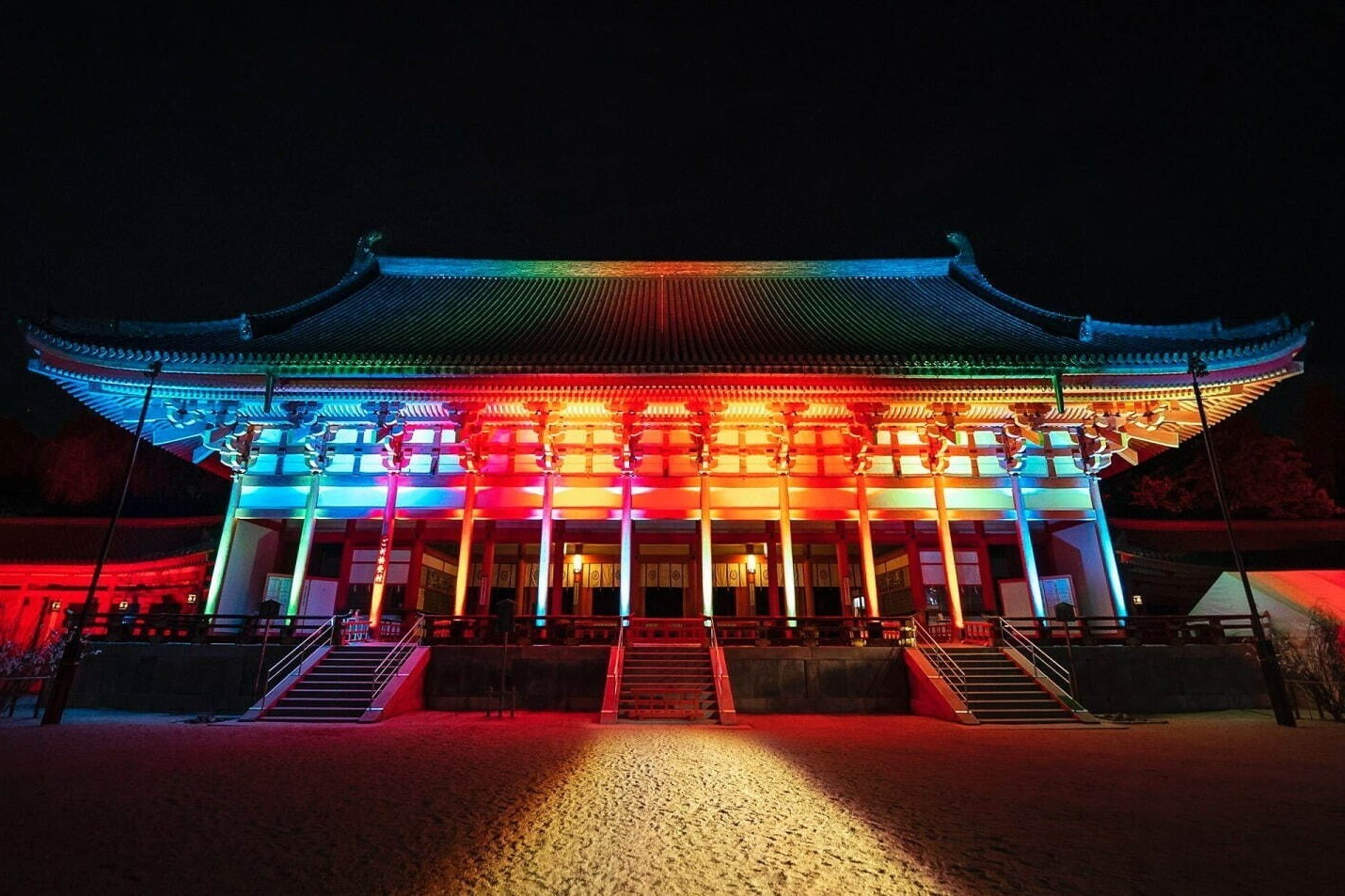 京都・平安神宮を夜間参拝、ネイキッドのアート展「ネイキッド