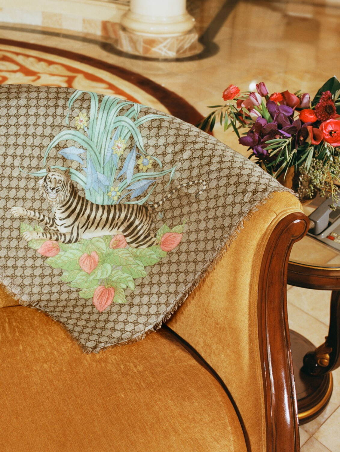 グッチ22年干支“寅年”を祝したウェア＆バッグなど、植物に囲まれるタイガープリントが主役｜写真3