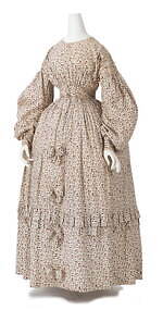 「ヨーロピアン・モード」展が文化学園服飾博物館で、刺繍や織物など多彩な“花”模様のドレスを特集｜写真9