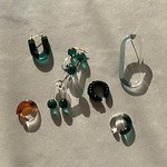 ヤガの新作ガラスアクセサリー、“カラフル”フープピアスや“ガラス＆シルバーチェーン”ネックレス｜写真2