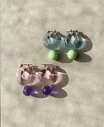 ヤガの新作ガラスアクセサリー、“カラフル”フープピアスや“ガラス＆シルバーチェーン”ネックレス｜写真4