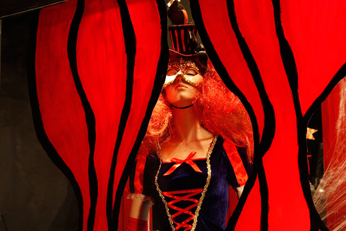 渋谷ネペンテスの「LYLA」でハロウィンフェア - 仮装したトルソーがお出迎え、限定ギフトも発売 | 写真